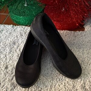 Skechers sz 7 slip on black flats arch fit air cooled sole flexible upper